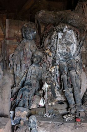 Amoncellement de fétiches vaudou chez le féticheur
