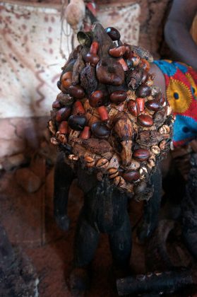 La coiffe du féticheur vaudou