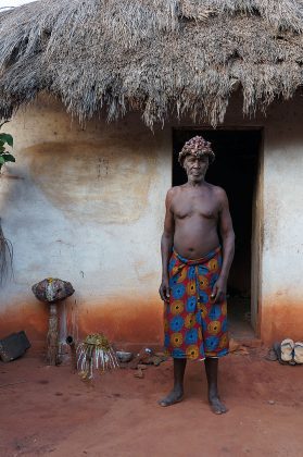 Le féticheur vaudou devant sa maison