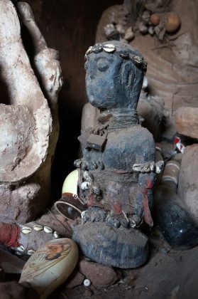Fétiche vaudou avec cadenas et cauris