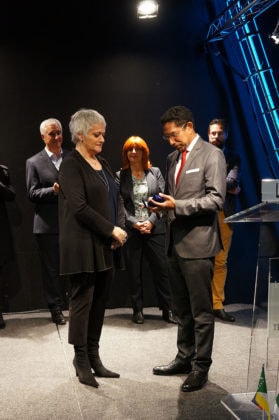 Guylène GARCIA réçoit son prix des mains de l'Ambassadeur de Madagascar