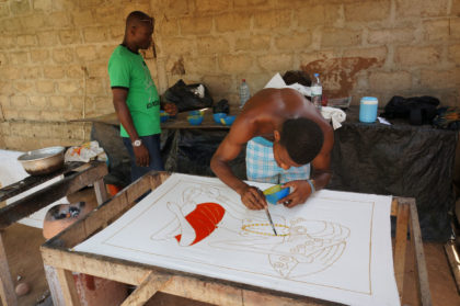 La peinture au batik de la dame à la calebasse