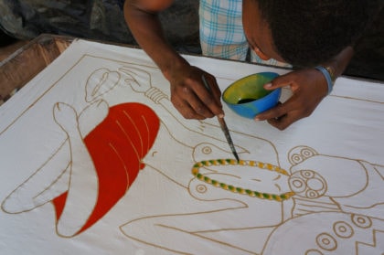 La peinture au batik de la dame à la calebasse