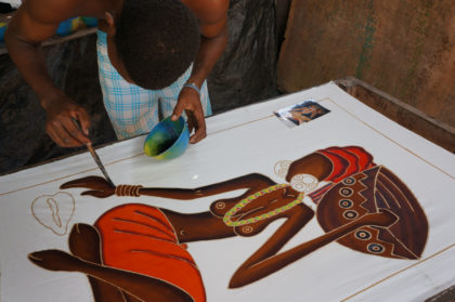 La peinture au batik de la dame à la calebasse