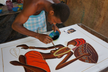 La peinture au batik de la dame à la calebasse