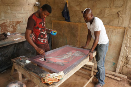 Dépôt de cire pour créer des réserves sur le batik