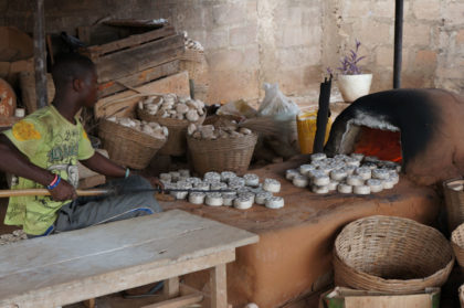 Un artisan en plein travail