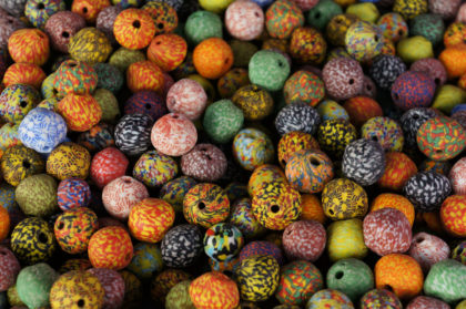 Perles africaines sur un étal du marché