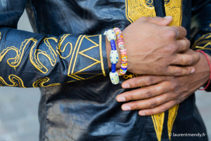 Chemise africaine homme en bazin brodé et bracelets en perles de verre