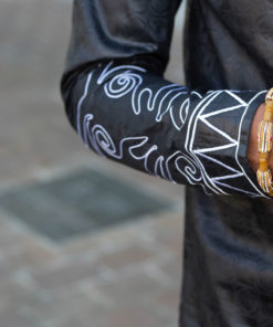 Chemise africaine homme en bazin brodé et bracelets en perles de verre