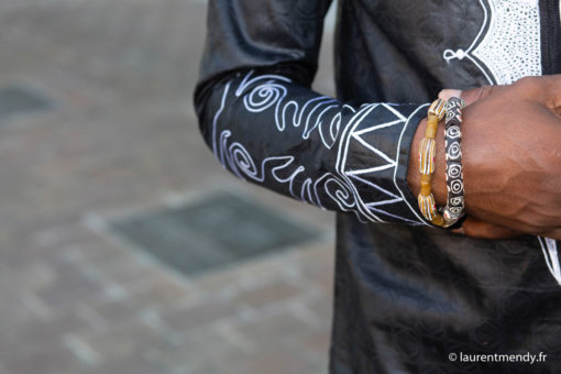 Chemise africaine homme en bazin brodé et bracelets en perles de verre