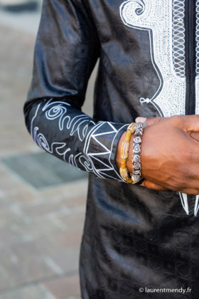 Chemise africaine homme en bazin brodé et bracelets en perles de verre