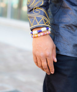 Chemise africaine homme en bazin brodé et bracelets en perles de verre