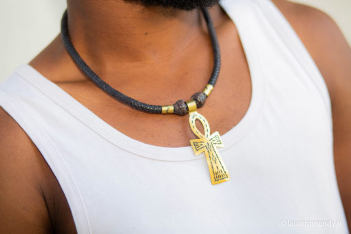 Collier africain en cuir tressé avec pendentif Ankh en bronze