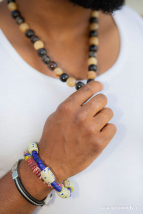 Collier en corne de zébu et bracelets en perles de verre