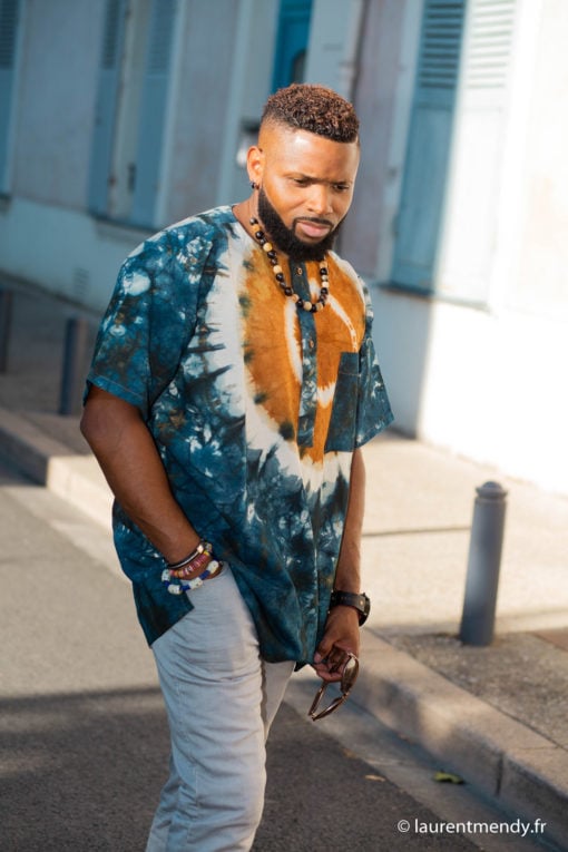 Haut de boubou africain homme en calicot teinté porté avec un collier et des bracelets en perles