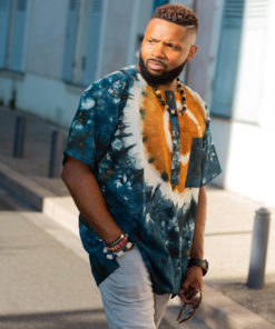 Haut de boubou africain homme en calicot teinté porté avec un collier et des bracelets en perles