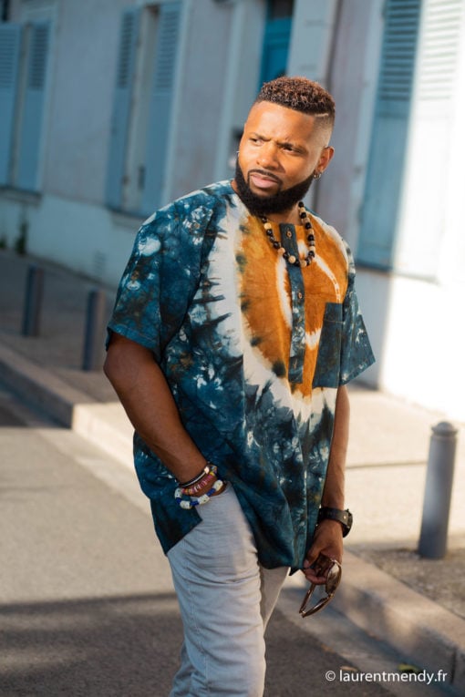 Haut de boubou africain homme en calicot teinté porté avec un collier et des bracelets en perles