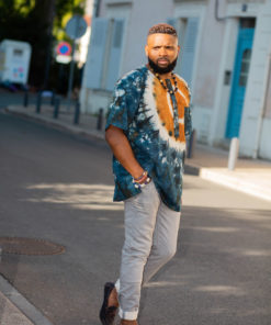 Haut de boubou africain homme en calicot teinté porté avec un collier et des bracelets en perles