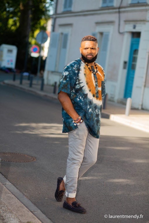 Haut de boubou africain homme en calicot teinté porté avec un collier et des bracelets en perles