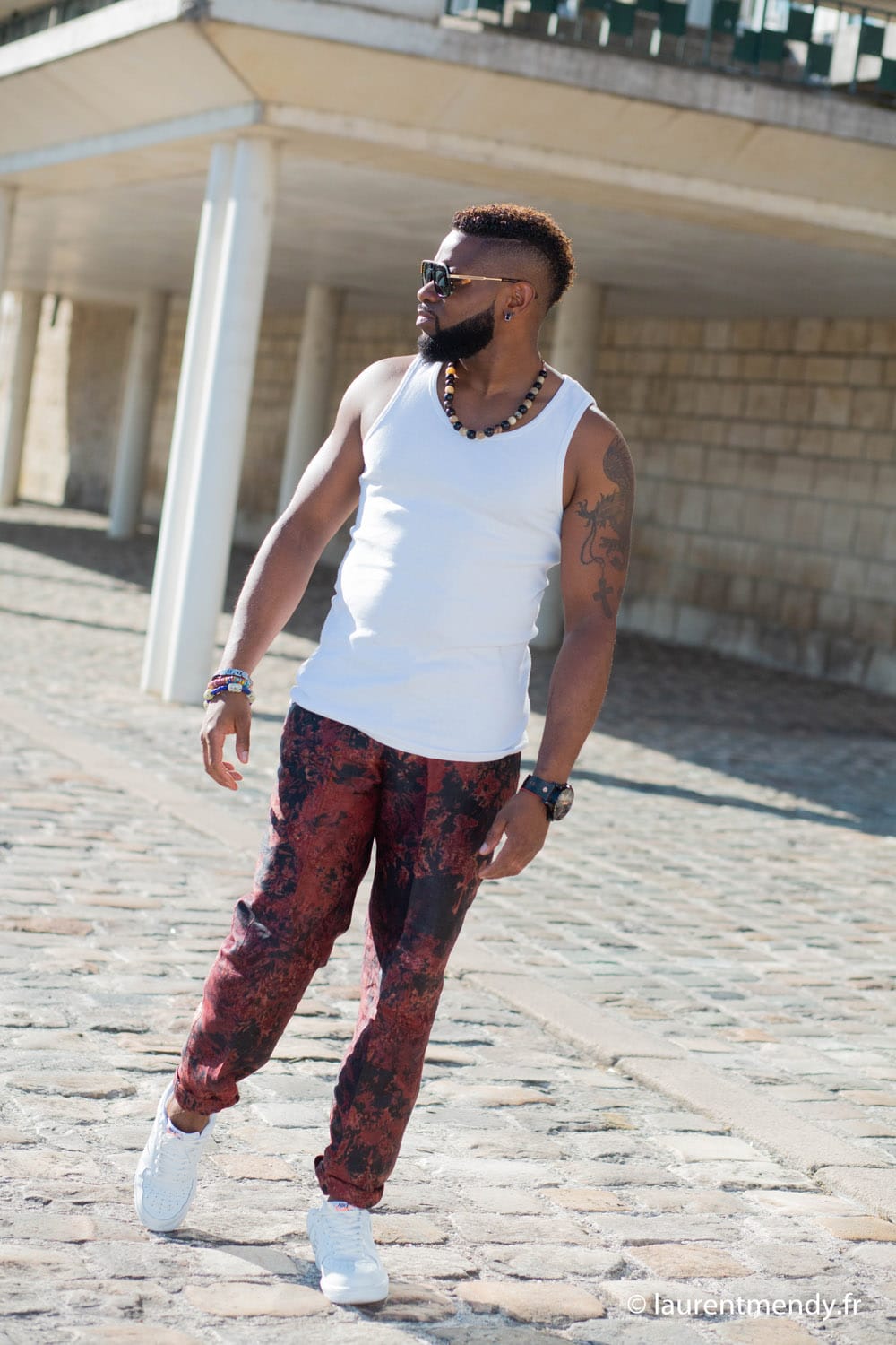 Pantalon africain homme en bazin teint et collier en perles de