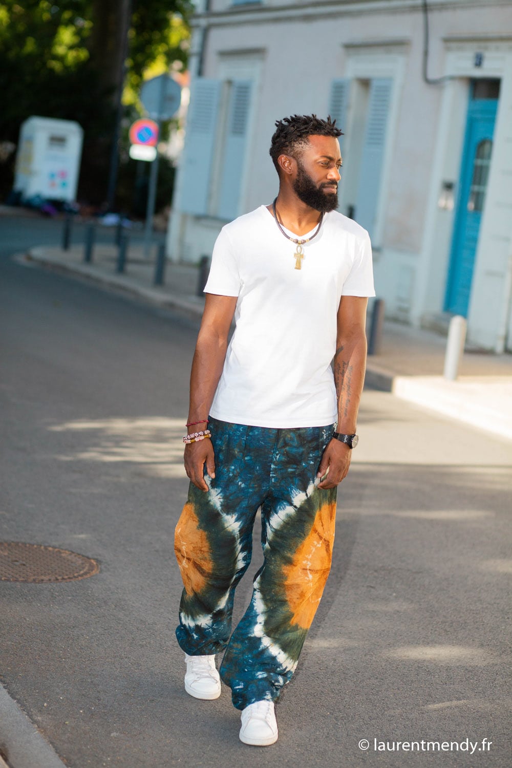 Pantalon africain homme en calicot teinté et collier en cuir tressé et Ankh  en bronze - Africouleur