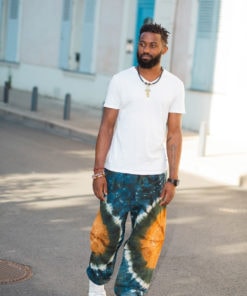 Pantalon africain homme en calicot teinté et collier en cuir tressé et Ankh en bronze