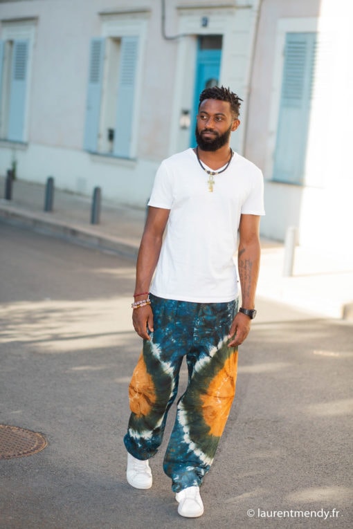 Pantalon africain homme en calicot teinté et collier en cuir tressé et Ankh en bronze