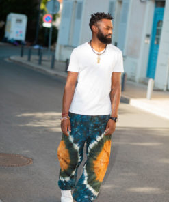 Pantalon africain homme en calicot teinté et collier en cuir tressé et Ankh en bronze