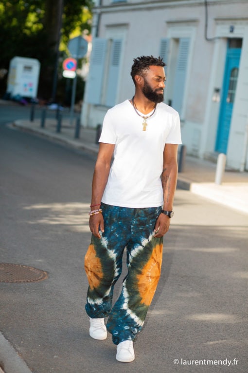 Pantalon africain homme en calicot teinté et collier en cuir tressé et Ankh en bronze