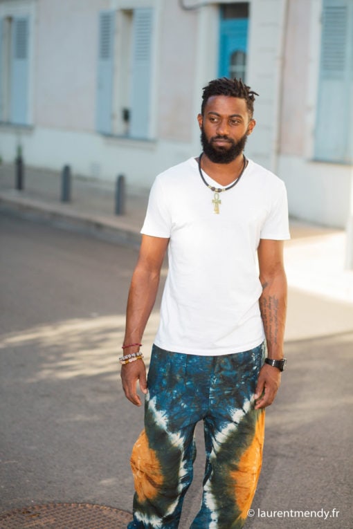 Pantalon africain homme en calicot teinté et collier en cuir tressé et Ankh en bronze