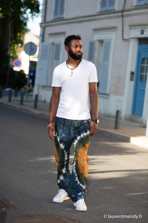 Pantalon africain homme en calicot teinté et collier en cuir tressé et Ankh en bronze