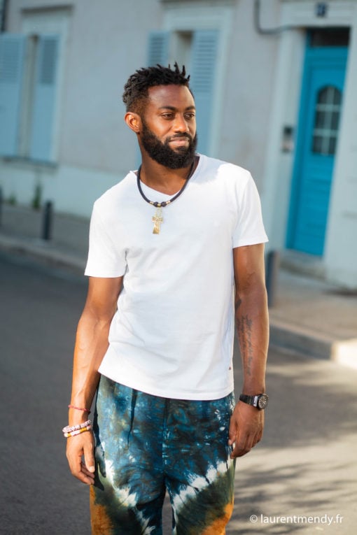 Pantalon africain homme en calicot teinté et collier en cuir tressé et Ankh en bronze