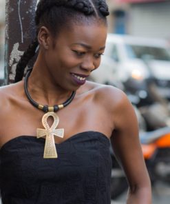 Tenue Africouleur et collier croix d'Ankh