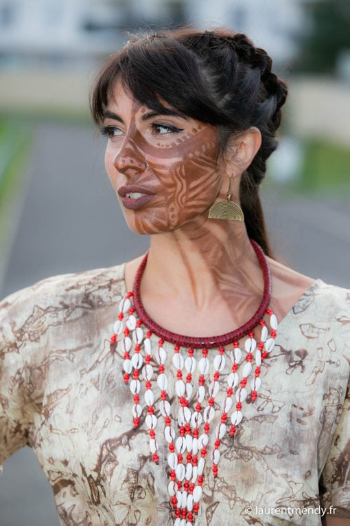 Collier cuire tréssé rouge et cauris