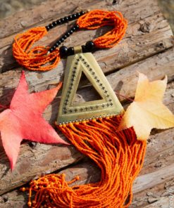 Collier de perles orange et en pendentif bronzet bronze