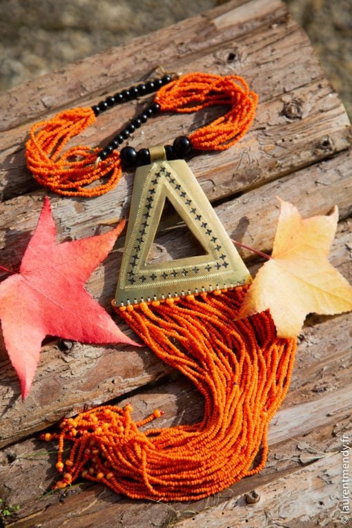Collier de perles orange et en pendentif bronzet bronze