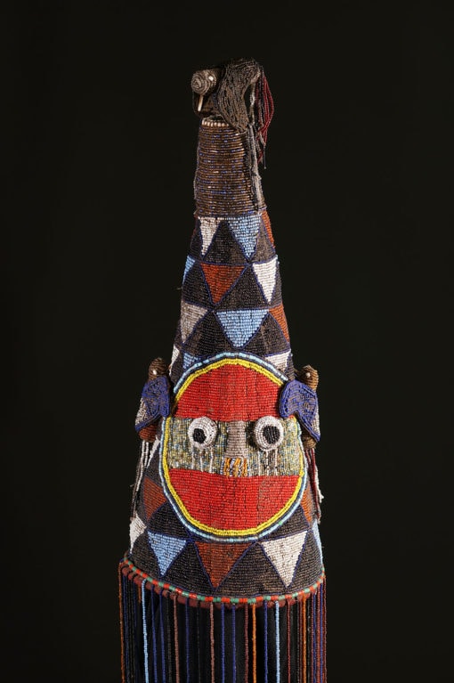 Couronne Ade en perles Yoruba du Nigéria avec masques et oiseaux