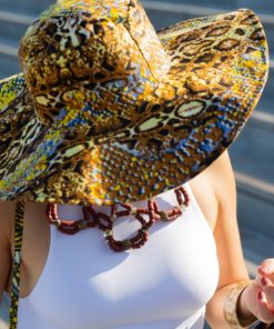 Chapeau de soleil en wax et collier en pâte de verre recyclé