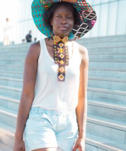 Chapeau de soleil en wax et collier en perles