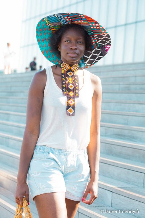 Chapeau de soleil en wax et collier en perles