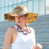 Chapeau de soleil en wax et collier en pâte de verre recyclé