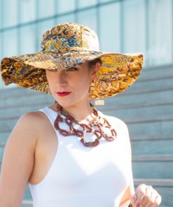 Chapeau de soleil en wax et collier en pâte de verre recyclé