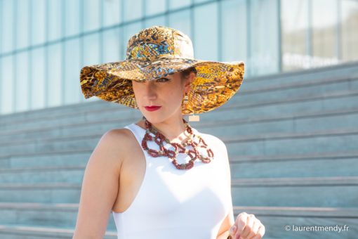 Chapeau de soleil en wax et collier en pâte de verre recyclé