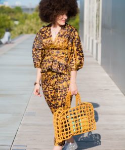 Ensemble en bazin noir et or avec sac en perles