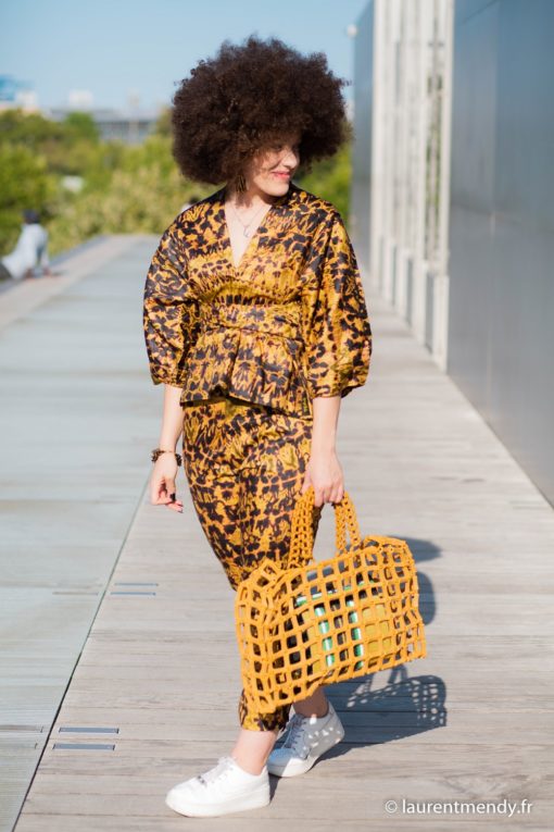 Ensemble en bazin noir et or avec sac en perles