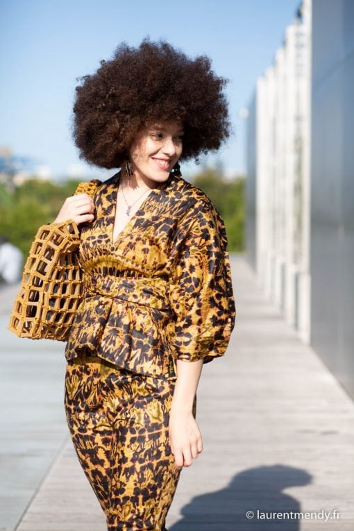 Ensemble en bazin noir et or avec sac en perles