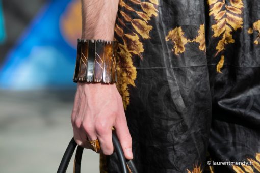 Bracelet en os strié