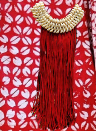 Collier cauris et lamelles de cuir rouge