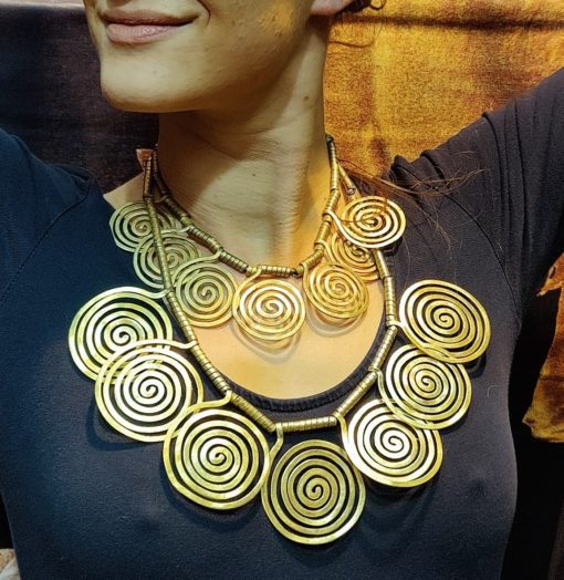Collier en bronze frappé